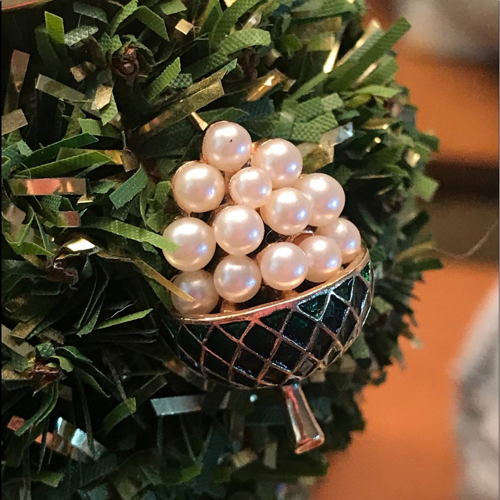 Trifari VTG ACORN BROOCH with pearls